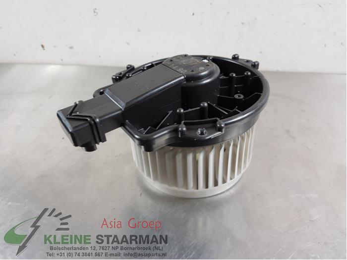 Heating and ventilation fan motor from a Suzuki SX4 S-Cross (JY) 1.4 Booster Jet Turbo 16V 2018
