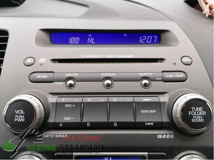 Radio CD Spieler van een Honda Civic (FA/FD) 1.3 Hybrid 2008