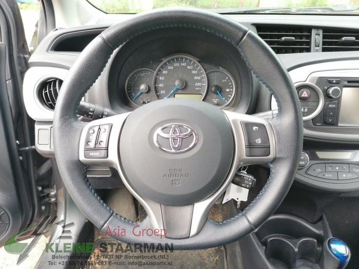Left airbag (steering wheel) from a Toyota Yaris III (P13) 1.5 16V Hybrid 2013