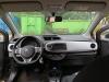 Airbag derecha (salpicadero) de un Toyota Yaris III (P13), 2010 / 2020 1.5 16V Hybrid, Hatchback, Eléctrico Gasolina, 1.497cc, 74kW (101pk), FWD, 1NZFXE, 2012-03 / 2020-06, NHP13 2013