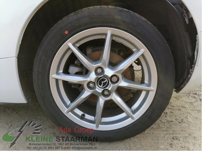 Llanta y neumático de un Mazda MX-5 (ND) 1.5 Skyactiv G-131 16V 2017