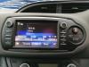 Radio de un Toyota Yaris III (P13), 2010 / 2020 1.5 16V Hybrid, Hatchback, Eléctrico Gasolina, 1.497cc, 74kW (101pk), FWD, 1NZFXE, 2015-04 / 2017-03, NHP13 2020