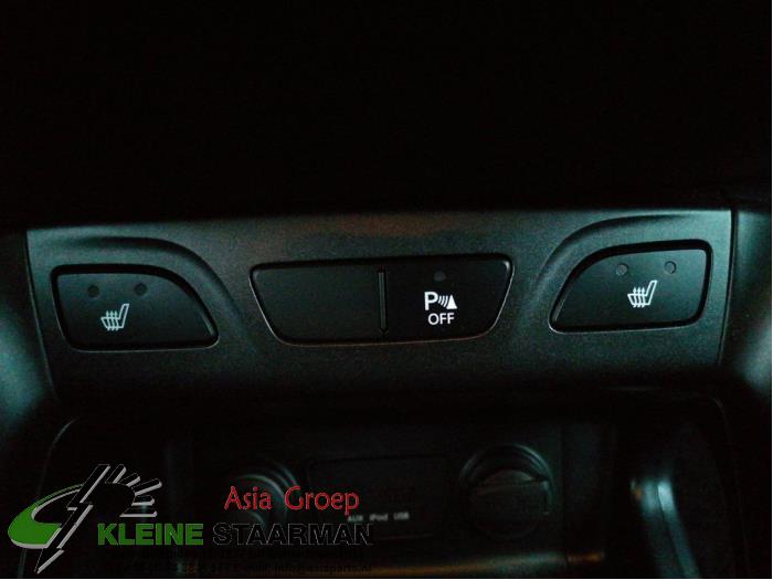 Commutateur chauffage siège d'un Hyundai iX35 (LM) 2.0 GDI 16V 4x4 2014