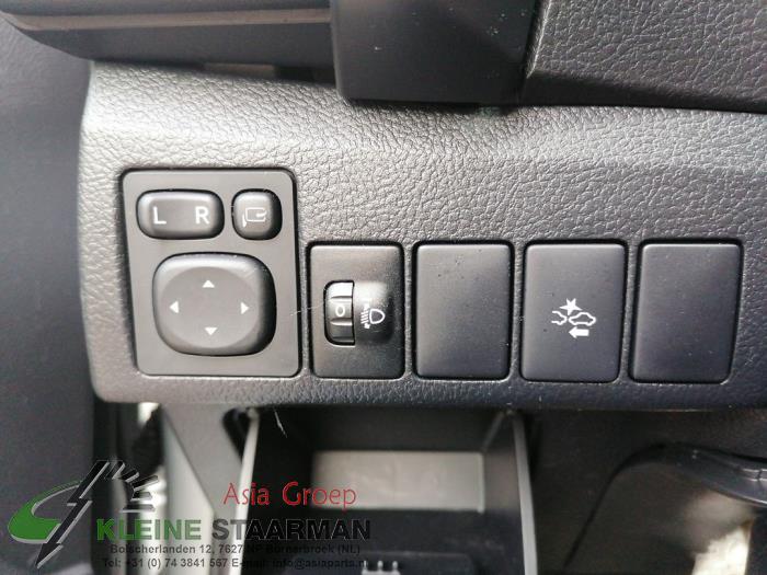 Commutateur rétroviseur d'un Toyota Auris Touring Sports (E18) 1.8 16V Hybrid 2019