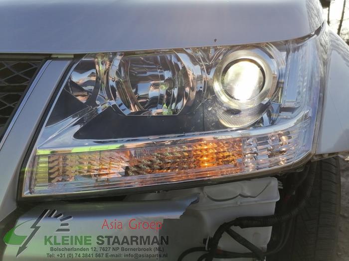 Scheinwerfer links van een Suzuki Grand Vitara II (JT) 2.4 16V 2011