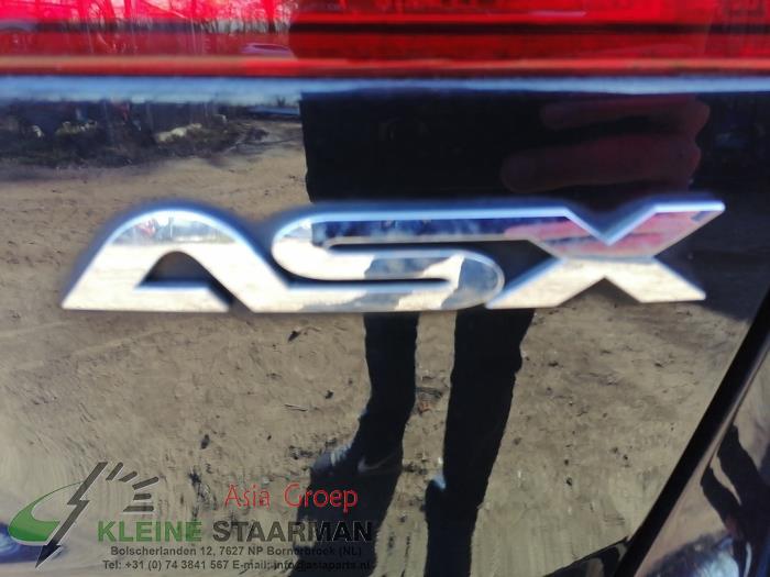 Bras de suspension bas arrière droit d'un Mitsubishi ASX 1.6 MIVEC 16V 2015