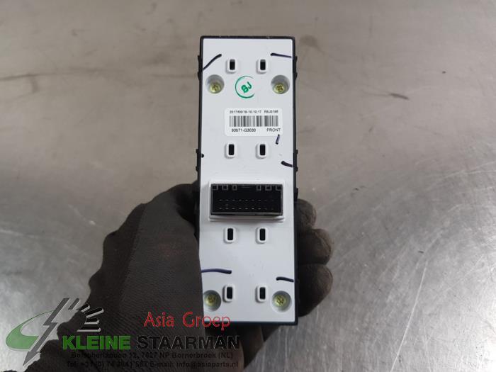 Electric window switch from a Hyundai i30 Wagon (PDEF5) 1.4 T-GDI 16V 2018