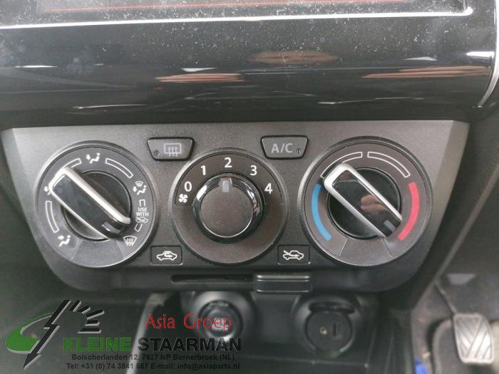 Panel de control de calefacción de un Suzuki Swift (ZC/ZD) 1.0 Booster Jet Turbo 12V 2018
