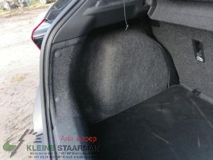 Używane Tapicerka pokrywy bagaznika lewa Nissan Micra (K14) 0.9 IG-T 12V Cena na żądanie oferowane przez Kleine Staarman B.V. Autodemontage