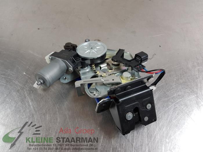 Tailgate lock mechanism from a Mazda CX-5 (KF) 2.2 SkyActiv-D 150 16V 2WD 2018