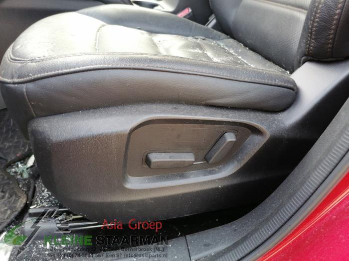 Seat, left from a Mazda CX-5 (KF) 2.2 SkyActiv-D 150 16V 2WD 2018