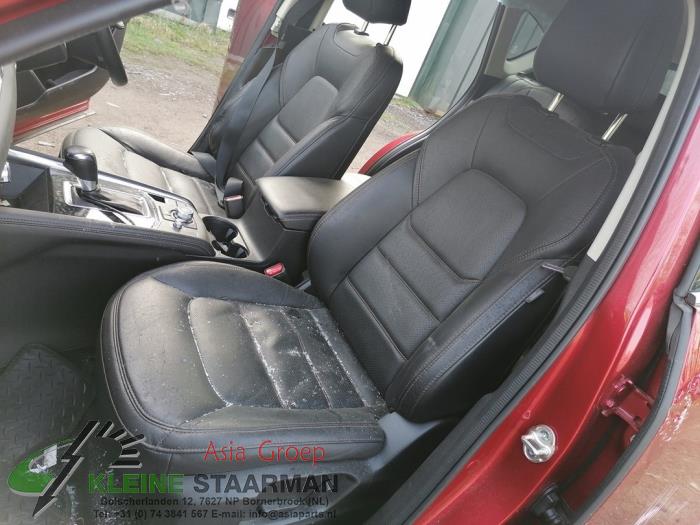 Seat, left from a Mazda CX-5 (KF) 2.2 SkyActiv-D 150 16V 2WD 2018
