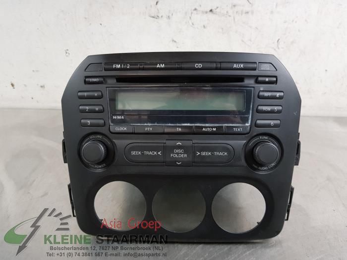 Radio CD player from a Mazda MX-5 (NC18/1A) 1.8i 16V 2011