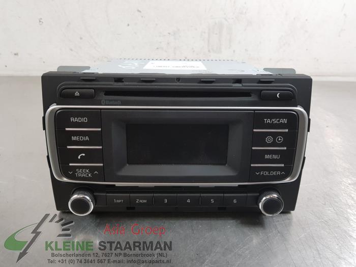 Radio CD player from a Kia Rio III (UB) 1.2 CVVT 16V 2016
