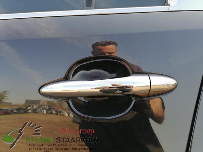 Rear door handle 4-door, left from a Kia Sportage (SL) 1.7 CRDi 16V 4x2 2015