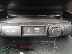 Gebrauchte AUX / USB-Anschluss Kia Stonic (YB) 1.0i T-GDi 12V Preis auf Anfrage angeboten von Kleine Staarman B.V. Autodemontage