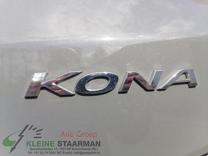 Lengüeta de cinturón de seguridad derecha detrás de un Hyundai Kona (OS) 64 kWh 2019