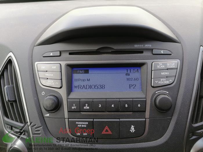 Radio CD player from a Hyundai iX35 (LM) 1.6 GDI 16V 2015
