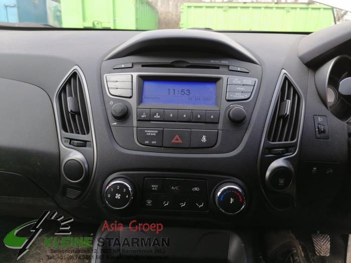 Radio CD player from a Hyundai iX35 (LM) 1.6 GDI 16V 2015