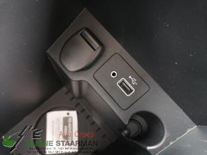 Usados Conexión AUX-USB Nissan Qashqai (J11) 1.3 DIG-T 140 16V Precio de solicitud ofrecido por Kleine Staarman B.V. Autodemontage