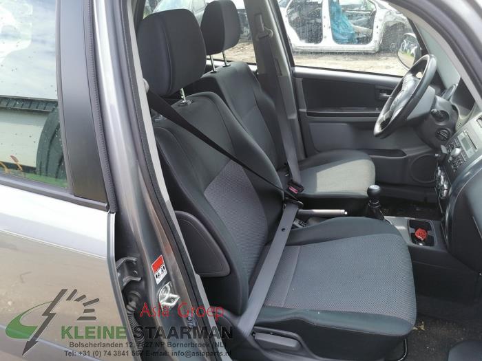 Cinturón de seguridad derecha delante de un Suzuki SX4 (EY/GY) 1.6 16V VVT Grip 4x4 2007