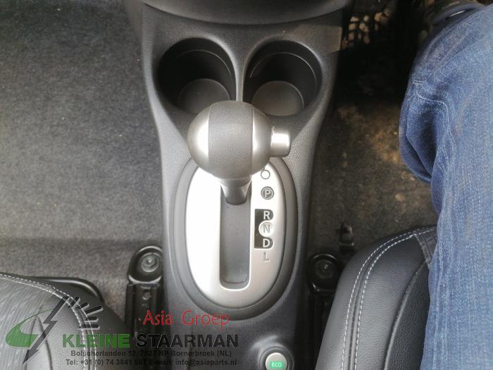 Automatic gear selector from a Nissan Note (E12) 1.2 DIG-S 98 2015