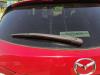 Brazo de limpiaparabrisas detrás de un Mazda 3 (BM/BN), 2013 / 2019 2.0 SkyActiv-G 120 16V, Hatchback, Gasolina, 1.997cc, 88kW (120pk), FWD, PEY7; PEY5; PEXL, 2013-09 / 2019-05 2015