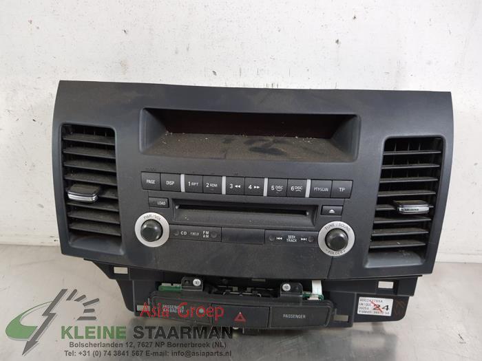 Panel de control de radio de un Mitsubishi Lancer Sportback (CX) 1.6 MIVEC 16V 2011