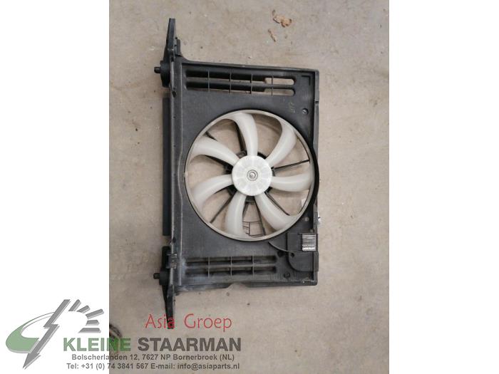 Cooling fan housing from a Toyota Avensis Wagon (T27) 1.8 16V VVT-i 2010