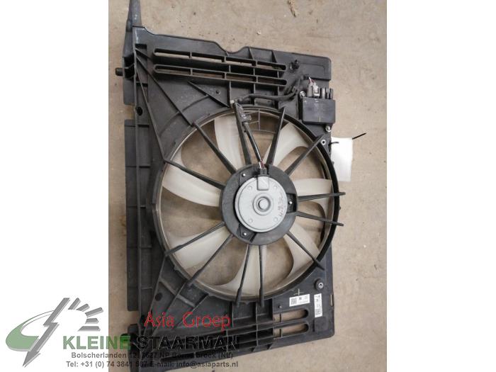 Cooling fan housing from a Toyota Avensis Wagon (T27) 1.8 16V VVT-i 2010
