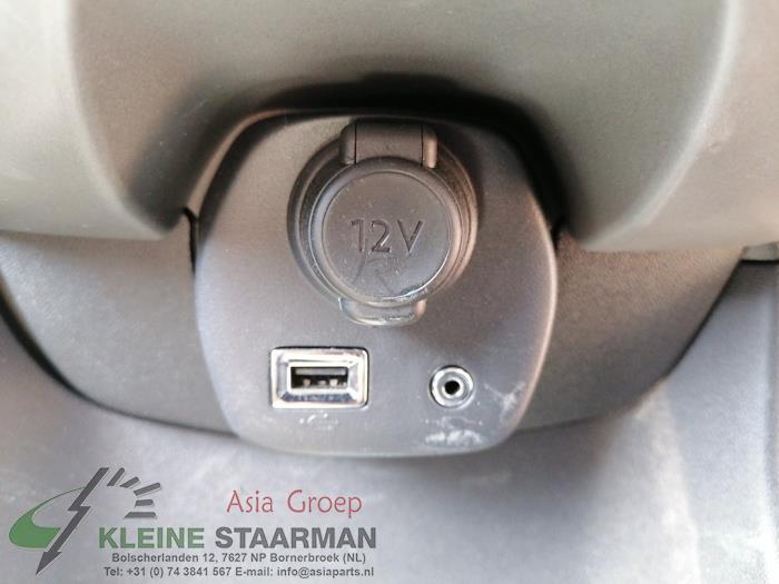 AUX / USB connection from a Toyota Aygo (B40) 1.0 12V VVT-i 2020
