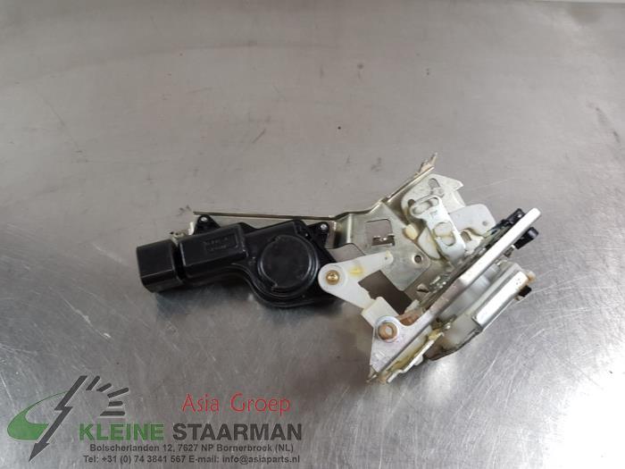 Rear door lock mechanism 4-door, left from a Nissan Pixo (D31S) 1.0 12V 2012