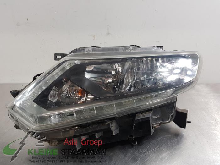 Headlight, left from a Nissan X-Trail (T32) 1.6 Energy dCi All Mode 2017