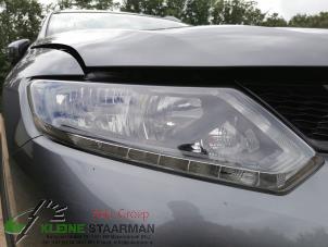 Used Headlight, right Nissan X-Trail (T32) 1.6 Energy dCi All Mode Price on request offered by Kleine Staarman B.V. Autodemontage