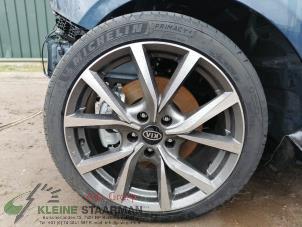 Gebrauchte Felge + Reifen Kia Ceed (CDB5/CDBB) 1.4 T-GDI 16V Preis auf Anfrage angeboten von Kleine Staarman B.V. Autodemontage