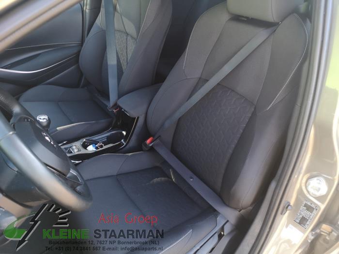 Seat, left from a Toyota Corolla (E21/EA1/EH1) 1.2 16V Turbo 2020