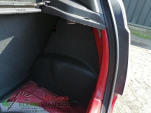 Usados Tapizado de maletero derecha Chevrolet Spark 1.0 16V Bifuel Precio de solicitud ofrecido por Kleine Staarman B.V. Autodemontage