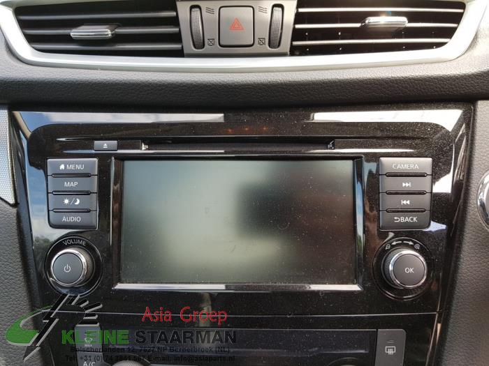 Navigation system from a Nissan Qashqai (J11) 1.3 DIG-T 140 16V 2021