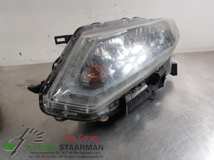 Headlight, left from a Nissan X-Trail (T32) 1.6 Energy dCi 2017