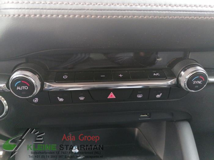 Panneau de commandes chauffage d'un Mazda 3 (BP) 2.0 SkyActiv-X 180 M Hybrid 16V 2019