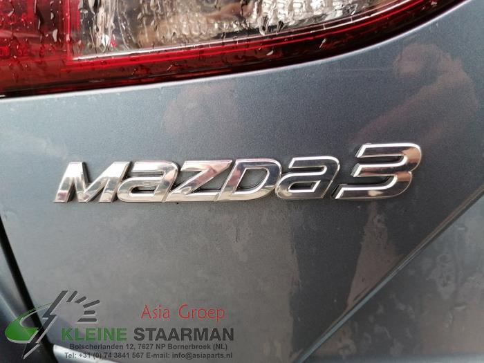 Mangueta izquierda detrás de un Mazda 3 (BM/BN) 2.0 SkyActiv-G 120 16V 2015
