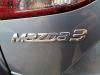 Mangueta izquierda detrás de un Mazda 3 (BM/BN), 2013 / 2019 2.0 SkyActiv-G 120 16V, Hatchback, Gasolina, 1.997cc, 88kW (120pk), FWD, PEY7; PEY5; PEXL, 2013-09 / 2019-05 2015