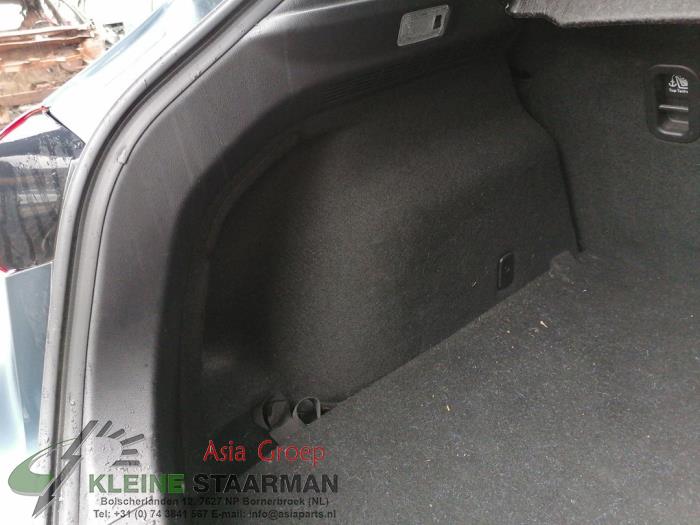Tapizado de maletero izquierda de un Mazda 3 (BM/BN) 2.0 SkyActiv-G 120 16V 2015