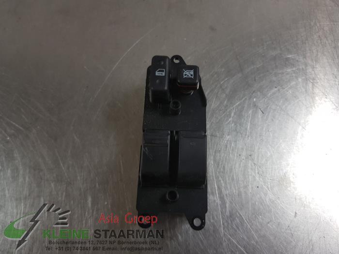 Electric window switch from a Toyota Corolla Verso (R10/11) 1.6 16V VVT-i 2007