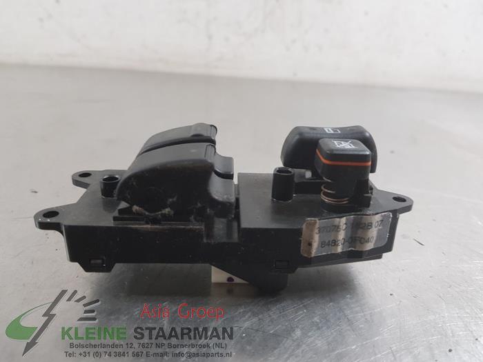 Electric window switch from a Toyota Corolla Verso (R10/11) 1.6 16V VVT-i 2007