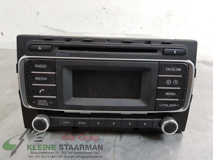 Radio CD player from a Kia Rio III (UB) 1.2 CVVT 16V 2015
