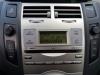 Radio/Lecteur CD d'un Toyota Yaris II (P9), 2005 / 2014 1.3 16V VVT-i, Berline avec hayon arrière, Essence, 1.298cc, 64kW (87pk), FWD, 2SZFE, 2005-08 / 2010-11, SCP90 2008