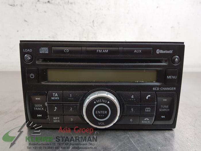 Radio CD player from a Nissan Qashqai (J10) 2.0 16V 2011