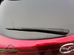 Używane Ramie wycieraczki tylnej Mazda CX-30 (DM) 2.0 e-SkyActiv X 186 M Hybrid 16V Cena na żądanie oferowane przez Kleine Staarman B.V. Autodemontage