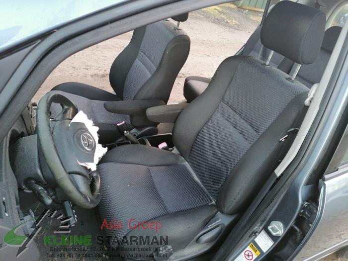 Seat, left from a Toyota Corolla Verso (E12) 1.8 16V VVT-i 2003
